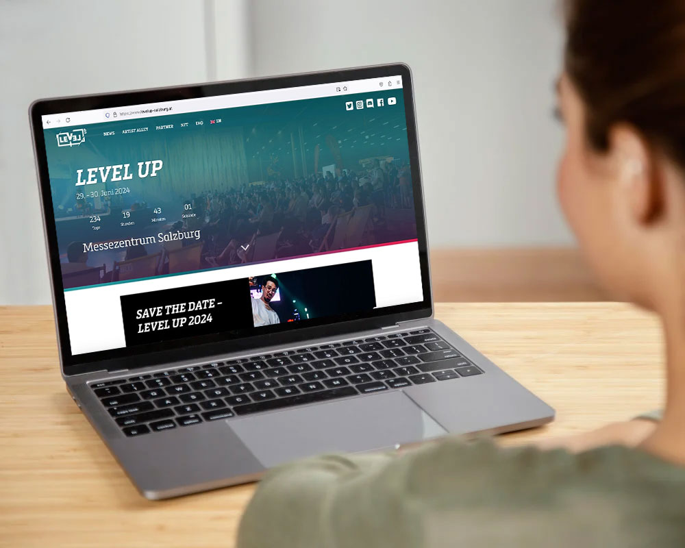 Webdesign Agentur Wien 47 Kunde schaut auf Laptop mit Webdesign-Projekt LevelUp
